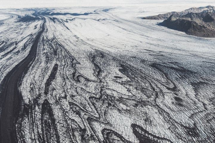 Airplane tour over black sands and riverbeds from Skaftafell 3